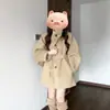 Casaco de Lã Cáqui Feminino Outono e Inverno Novo Estilo Coreano Cadarço Pequeno Comprimento Médio Estilo Hepburn Casaco de Lã