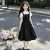 Vestido de niña verano 2026 nuevo elegante casual conjunto de camisa de manga corta y falda con tirantes para niños mayores