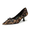 C688-1 Sapatos de bico fino pequenos com fivela de strass metálico, sapatos slip-on rasos versáteis de camurça para o trabalho, sapatos femininos