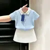 Colección de verano 2026 para niñas estilo coreano: Top de punto trenzado color azul claro con cuello alto y manga corta y falda midi blanca para bebés niñas