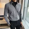 Camisa listrada falsa de duas peças para homens Primavera e Outono slim fit estilo coreano moderna leve madura casual masculina