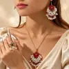 Conjunto de tres piezas de collar, pendientes y anillos Jhumka con accesorios brillantes y sencillos de moda europea y americana con flores de perla.