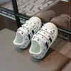 Nuevos zapatos deportivos para niños de primavera y otoño, suela suave antideslizante, diseño clásico para niños y niñas, estampado de lunares, zapatillas estilo coreano con puntera de goma para bebés