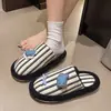 Pantuflas mullidas a rayas de moda para mujer, nueva colección otoño/invierno 2026, adecuadas para usar en interiores y exteriores, cálidas, antideslizantes y con adorables diseños de dibujos animados