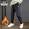 Directo del fabricante: Pantalones casuales forrados de polar para hombre, modernos, duraderos, de corte holgado tipo jogger, pants deportivos, venta al por mayor para invierno