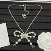 Collar Largo Estilo Chanel Otoño e Invierno Francés Elegante con Diamantes Redondos y Lazo, Cadena para Suéter de Lujo Ligero para Mujer
