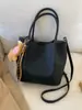 Nova Bolsa Tote de Ombro Simples de Grande Capacidade para o Outono e Inverno de 2025 Estilo Estrangeiro Tendência de Nicho Bolsa Versátil de Mão para Mulheres