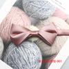 Gravata Borboleta Rosa Texturizada Nova 2025 para Homens e Mulheres Poliéster Tingido em Fio Moda Versátil Gravata Borboleta Fabricante de Shengzhou Estoque Pronto