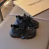 Tênis de couro com cadarço para meninas, novo estilo outono, tênis de corrida infantil para crianças médias e grandes, sola macia, sapatos casuais para meninos.