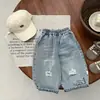 Jeans modernos y geniales para niños para primavera y otoño, pantalones casuales holgados rasgados para bebés, pantalones versátiles de pierna recta para niños pequeños