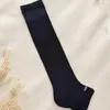 2026 Novo Estilo de Passarela de Primavera Meia Fina Listrada com Letras Sem Pé para Mulheres Tendência Individualismo Tecido com Aplicação de Patch Meias Empilhadas Preto Branco Cinza