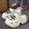 DIY Croc Sapatos Femininos 2025 Novo Verão Interior Casa Antiderrapante Moda Mais Fácil para Combinar Sandálias e Chinelos de Sola Grossa Roupa Exterior Feminina