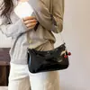 Bolso de Hombro/Mano de Cuero Patentado Color Sólido Versátil Moda Otoño 2026 con Cadena Texturizada Chic Lujo Ligero Trendy