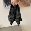 2026 Nuevo Estilo Punta Fina Tacón Delgado Tacón Bajo Poco Profundo Moda Versátil Hebilla Suela Suave Para Viajar Tacón Gatito Zapatos de Mujer