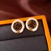 Pendientes de piedra plisados redondos de aguja plateada, diseño elegante y con estilo, pendientes de estilo vintage de lujo ligero y de alta gama al por mayor