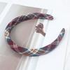 Diadema de ala ancha con diseño de cuadros estilo universitario para mujer, accesorio para el cabello con presión, estilo retro, elegante y extrovertido.
