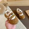 Zapatos Deportivos Cálidos Engrosados de Terciopelo Plus con Lunares Casuales Estilo Academia para Niñas Otoño Invierno Nuevos Zapatos de Algodón con Velcro para Niños Medianos y Grandes