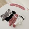 Z377 calcetines para niños al por mayor primavera y otoño estilo universitario barras paralelas niños y niñas calcetines altos calcetines de algodón peinado a rayas para niños