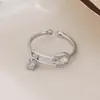 Design de clipe de papel de prata simples e avançado da moda Anel aberto com incrustação de diamante anel de dedo indicador moderno personalizado hip hop feminino