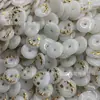 Pé de ouro incrustado com calcedônia ouro incrustado com flores de jade desabrochando rico fecho de paz pingente atividades seguro venderá fabricantes de presentes atacado