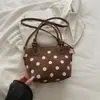 Nova bolsa balde retrô minimalista, bolsa casual fashion, bolsa de ombro e transversal feminina texturizada nova do outono de 2026