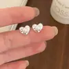 Brincos de Pérola em Forma de Coração com Design de Nicho Retro de Luxo Leve Pequenos e Delicados Simples de Alta Qualidade Doces Brincos de Moda