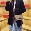 Bolso de mano de alta gama para mujer 2026 nuevo estilo moderno a la moda estampado retro bolso cuadrado pequeño versátil correa ancha para el hombro bolso de un solo hombro cruzado