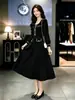 Vestido negro para mujer, nuevo estilo otoño 2026, cuello cuadrado, retro francés, entallado en la cintura, adelgazante, elegante, vestido largo inspirado en Chanel