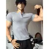 Camisa Henley Floral Gris Ajustada Ceñida a la Cintura Manga Corta para Hombre Verano Estilo Americano Camiseta Pesada que Realza los Músculos Camiseta Base para Gimnasio