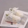 Zapatillas para niños 2026 modelo nuevo primavera y otoño, zapatos blancos antideslizantes de moda para niñas, zapatillas deportivas casuales de suela blanda para niños
