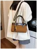 A bolsa popular mais vendida deste ano, feminina, retrô, 2026, nova, design de nicho pequeno, bolsa transversal, bolsa de mão, bolsa tote para a estação outono e inverno