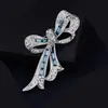 Exquisito Broche de Lazo, Corsage de Cristal Sencillo y Versátil de Alta Gama para Mujer, Pin de Diseño Nicho, Accesorio para Traje