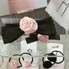 Serie Avanzada Black Pink ~ Pasador de Pelo Anillo para el Cabello con Rosa Satinada Tridimensional Vintage Clip Superior para Cola de Caballo Alta Accesorios para el Cabello con Diseño de Nicho