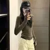 Camiseta de manga larga color verde militar estilo coreano para mujer, perfecta para principios de otoño como capa base, ofreciendo un look sofisticado y único con un corte ajustado.