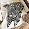 Pañuelo de Cabeza Retro Hot Girl para Mujer, Bufanda Triangular de Moda Primavera y Verano, Bufanda Decorativa Versátil de Seda Artificial, Pañuelo para el Cuello, Tendencia de Top Tubo