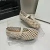 Novos Sapatos Planos Femininos de Tecido Vazado Estilo Primavera/Verão 2026, Sapatos Individuais Femininos Modernos e Estilosos, Sapatos de Rede com Uma Tira, Sapatos Respiráveis