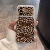 Funda con estampado de leopardo dulce y genial de estilo coreano con lazo, adecuada para funda de teléfono Samsung S26 S24 Ultra con ventana de visualización grande