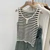 Novo Design Primavera 2026, Lindo e Deslumbrante Colete Tricotado Sem Mangas Listrado para Mulheres, Camisola Top Estilo Coreano para Usar por Dentro e por Fora