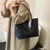 Bolsa de Mão Feminina Outono 2026 Nova Textura de Alta Qualidade Bloco de Cores Superfície Macia Bolsa de Ombro Único Bolsa Tote de Grande Capacidade sob o Braço