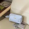 Necessaire bordada floral azul xadrez para estudantes universitárias que moram no campus, adequada para viagens curtas e para guardar produtos de skincare