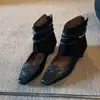Botas Curtas Quadradas Retrô Femininas 2026 Nova Coleção Outono Sandálias com Tiras Vazadas Tecidas para Calça Botas Ocidentais Emagrecedoras com Aumento Interno de Altura