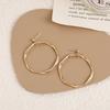 Aretes de Círculo Grande Geométrico Simple de Estilo Frío Coreano Aretes Elegantes de Celebridad de Internet sin Agujeros para las Orejas Clip de Tornillo para la Oreja