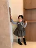 Vestido de Niña Otoño 2026 Nuevo Conjunto Estilo Coreano Estilo Little Coco para Bebé Vestido Chaleco de Lana Gris Súper Bonito