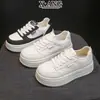 Sapatos Brancos de Couro Genuíno com Solado Grosso para Aumentar a Altura Femininos com Cadarço Tênis de Skate Versátil Leve Casual Esportivo para Mulheres Sapatos de Estudante