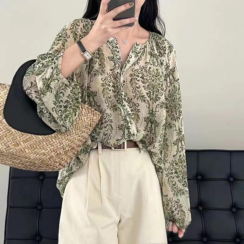 绿色雪纺碎花衬衫女夏季薄款法式复古v领防晒衬衣灯笼袖长袖上衣