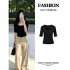 Conjunto de otoño para mujer con top negro de manga media y pantalones de traje caqui, nuevo estilo 2026, atuendo de principios de otoño estilo "old money"