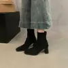 Botas de moda femininas com sola grossa, novo estilo outono 2026, salto grosso, bico quadrado, botas curtas forradas com pelúcia, botas de tornozelo finas de salto alto estilo coreano