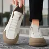 Zapatillas al por mayor transfronterizas, Zapatos versátiles de moda tendencia, Ligeros casuales de cuero suave de suela blanda, Zapatos de entrenamiento bajos alemanes, Zapatos blancos para estudiantes