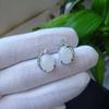 Pendientes de calcedonia blanca de imitación al por mayor de fábrica, pendientes de jade blanco Hotan de imitación con temperamento vintage, pendientes de microdiamantes chapados en platino.