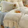 Juego de falda de cama estilo princesa de invierno para bebés y niños pequeños, grado A, bordado y engrosado de terciopelo de leche, con ribete de encaje, disponible en juego de cuatro piezas o juego de tres piezas en color crema